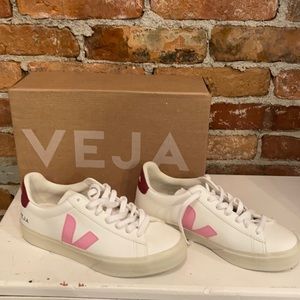 VEJA women’s sneakers brand new size 6